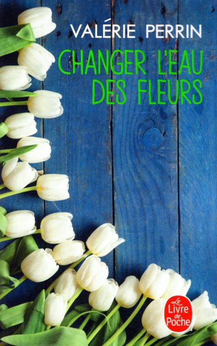 Changer l'eau des fleurs