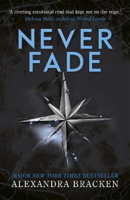 A DARKEST MIND 2: NEVER FADE PB - ALEXANDRA BRACKEN