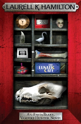 ANITA-BLAKE-VAMPIRE-HUNTER-4-THE-LUNATIC-CAFE-PB-B-FORMAT-.jpg ANITA BLAKE VAMPIRE HUNTER 4: THE LUNATIC CAFE PB B FORMAT -
